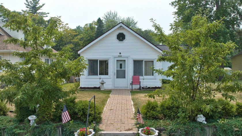 This 2-bedroom, 1-bath home offers a practical and affordable - Beach Home for sale in Bay City, Michigan on Beachhouse.com