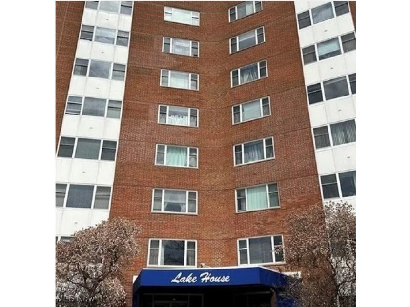 Updated 2 Bedroom condo with Assigned Parking in Lakewood Gold - Beach Condo for sale in Lakewood, Ohio on Beachhouse.com