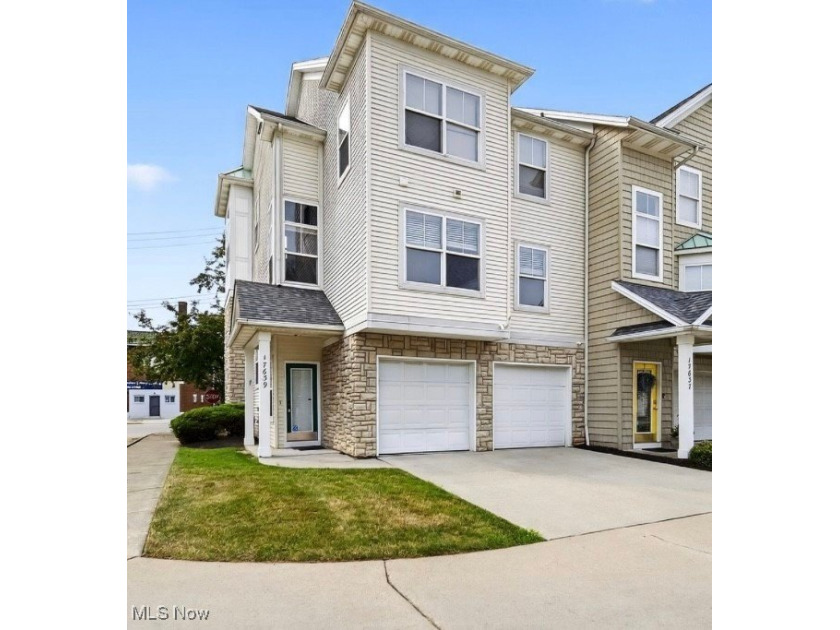 Move in ready! and recently renovated. This Tri-Level Townhouse - Beach Condo for sale in Cleveland, Ohio on Beachhouse.com