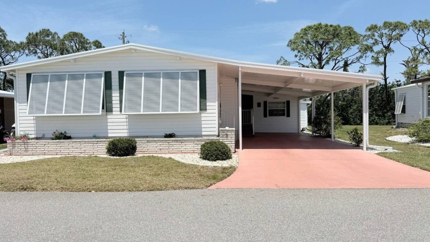 Welcome to this delightful 2-bedroom, 2-bath manufactured home - Beach Home for sale in Nokomis, Florida on Beachhouse.com