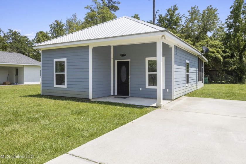 Beautiful 2bed/2bath cottage on a large piece of property. Just - Beach Home for sale in Waveland, Mississippi on Beachhouse.com