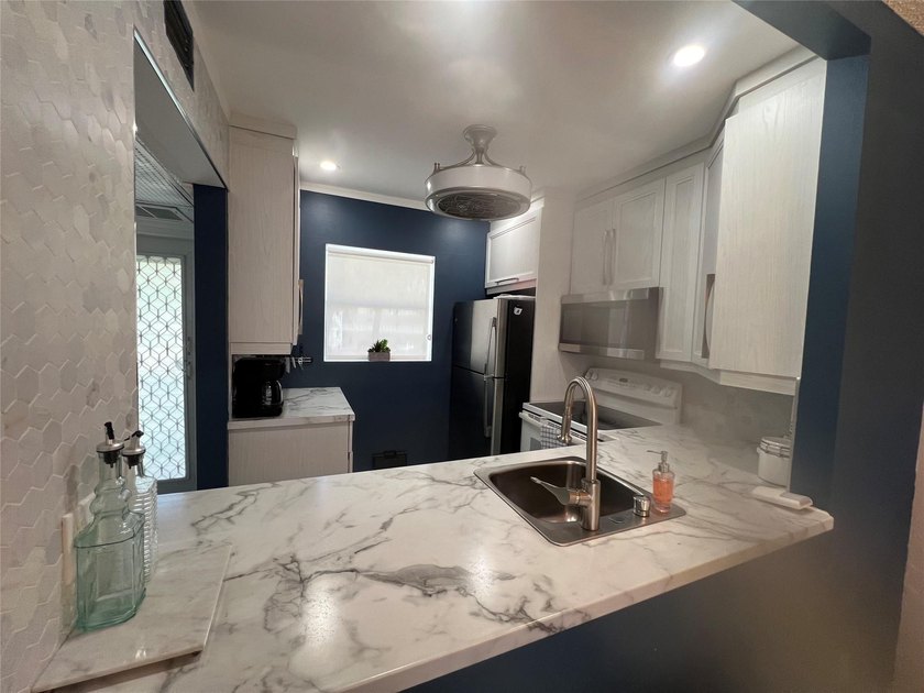 Tastefully Deluxe remodeled 1 bedroom, 1 bathroom condo in - Beach Condo for sale in Lauderdale Lakes, Florida on Beachhouse.com