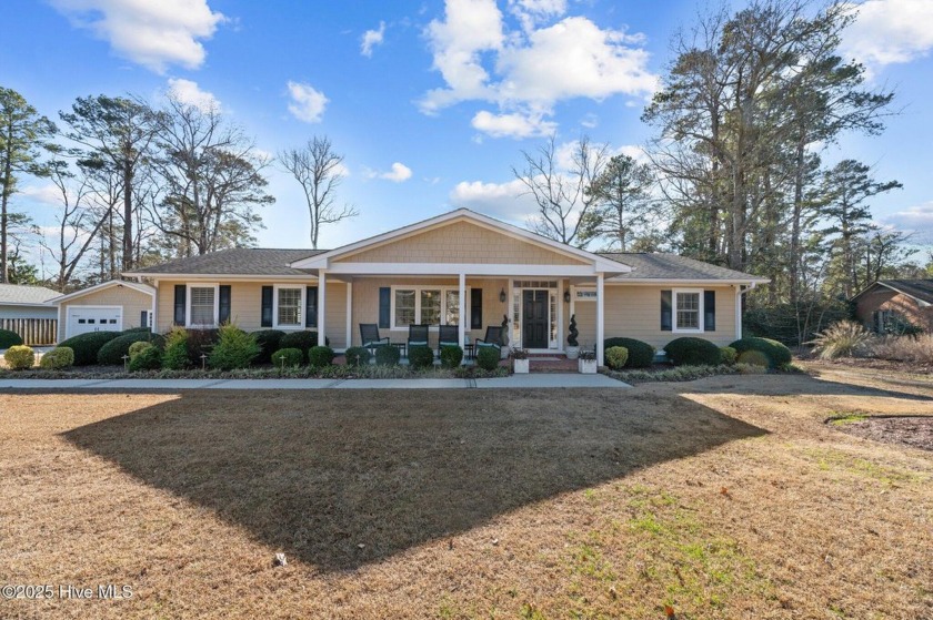 Beautifully detailed Trent Woods ranch on The New Bern Golf and - Beach Home for sale in Trent Woods, North Carolina on Beachhouse.com