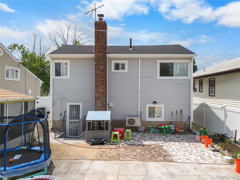 Welcome to this beautifully maintained and bright split-level - Beach Home for sale in College Point, New York on Beachhouse.com
