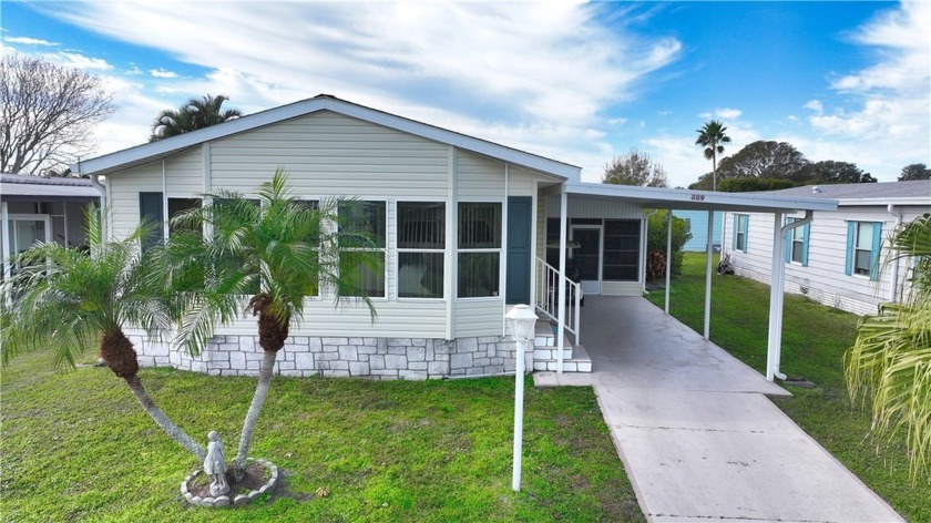 2-bedroom, 2-bathroom home in the heart of Barefoot Bay! This 1 - Beach Home for sale in Sebastian, Florida on Beachhouse.com