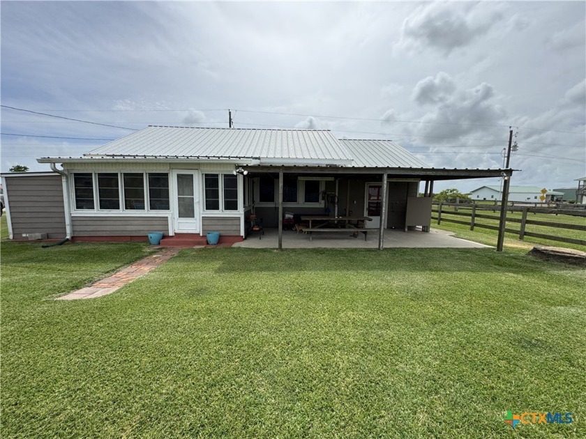 Charming Port Lavaca home nestled on a nearly 0.3acre lot in a - Beach Home for sale in Port Lavaca, Texas on Beachhouse.com