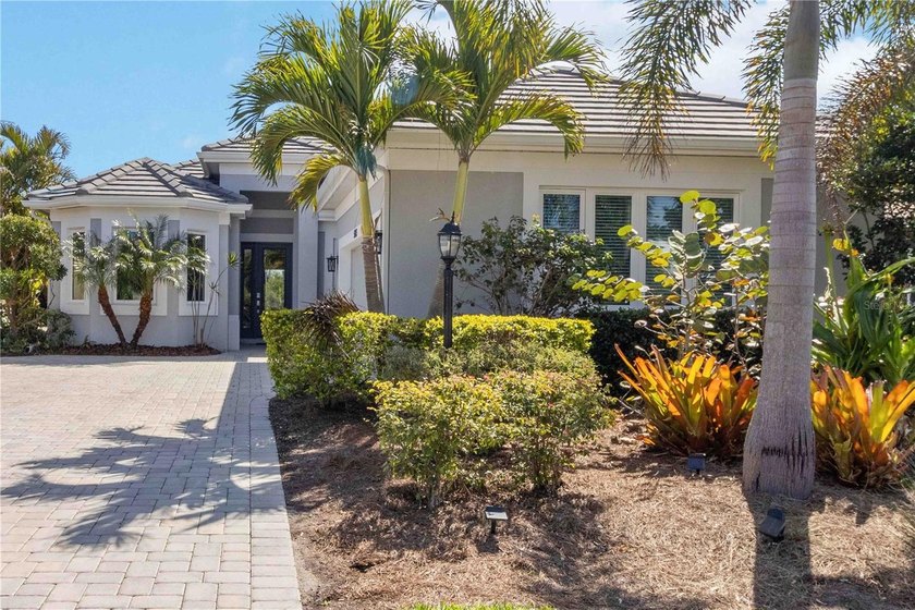 GORGEOUS KITCHEN!!! OVERSIZED ISLAND! This beautifully enhanced - Beach Home for sale in Bradenton, Florida on Beachhouse.com