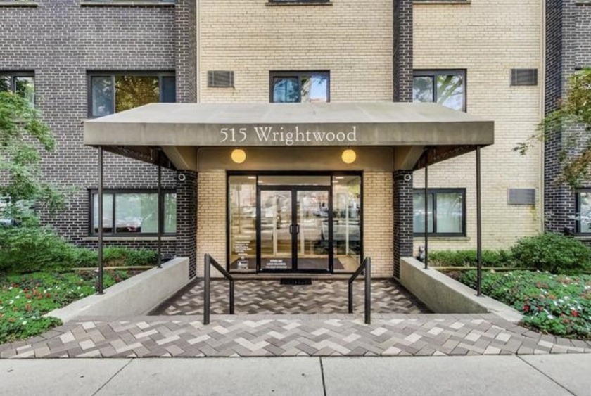 Located in the heart of Lincoln Park, this 1 bed/1 bath condo - Beach Home for sale in Chicago, Illinois on Beachhouse.com