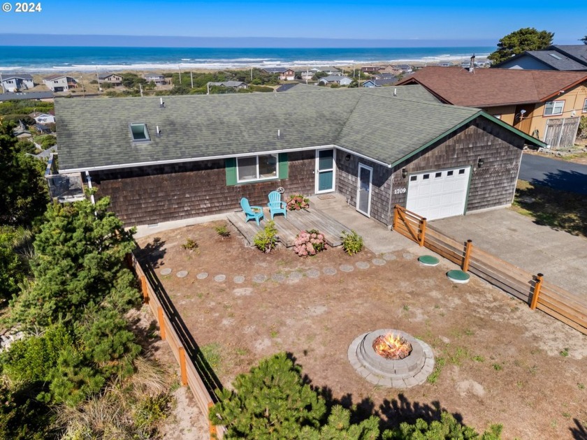 STUNNING OCEAN VIEWS. Nestled in the charming town of Waldport - Beach Home for sale in Waldport, Oregon on Beachhouse.com