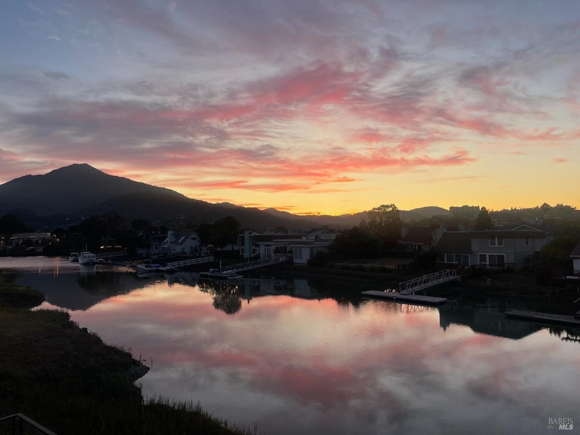 Enjoy the quintessential Marin lifestyle from this sun-filled - Beach Townhome/Townhouse for sale in Corte Madera, California on Beachhouse.com