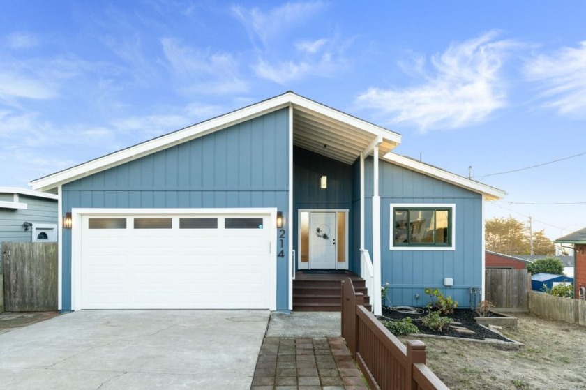 Coastal living on Clifton! This 3-bedroom, 2.5-bath home offers - Beach Home for sale in Pacifica, California on Beachhouse.com