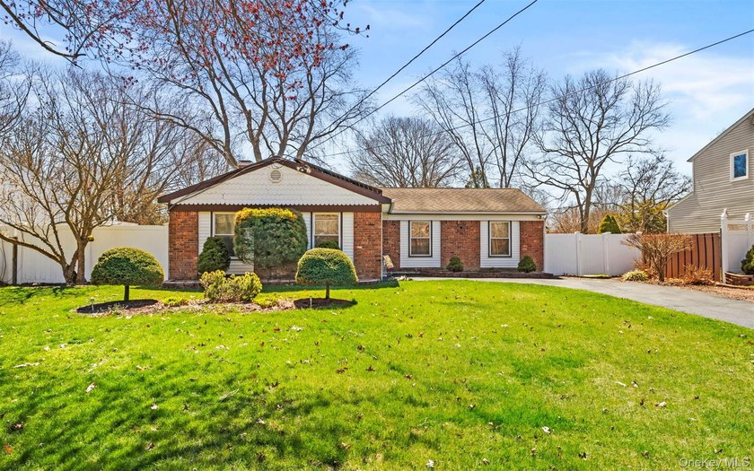 Welcome to this charming and well-maintained 4 bedroom ranch - Beach Home for sale in Shirley, New York on Beachhouse.com