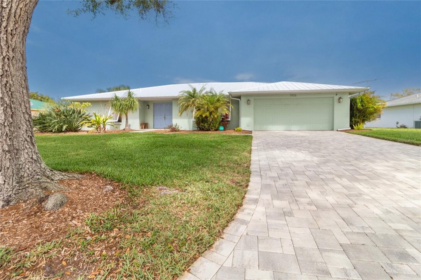 *** Durable metal roof, new, high-end HVAC, metal Bahama - Beach Home for sale in Sarasota, Florida on Beachhouse.com