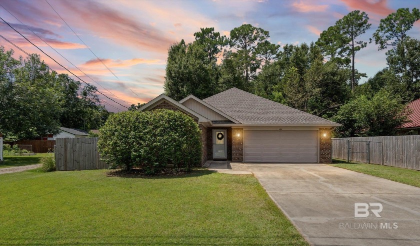 GREAT LOCATION & NO HOA! This beautifully maintained home, built - Beach Home for sale in Foley, Alabama on Beachhouse.com