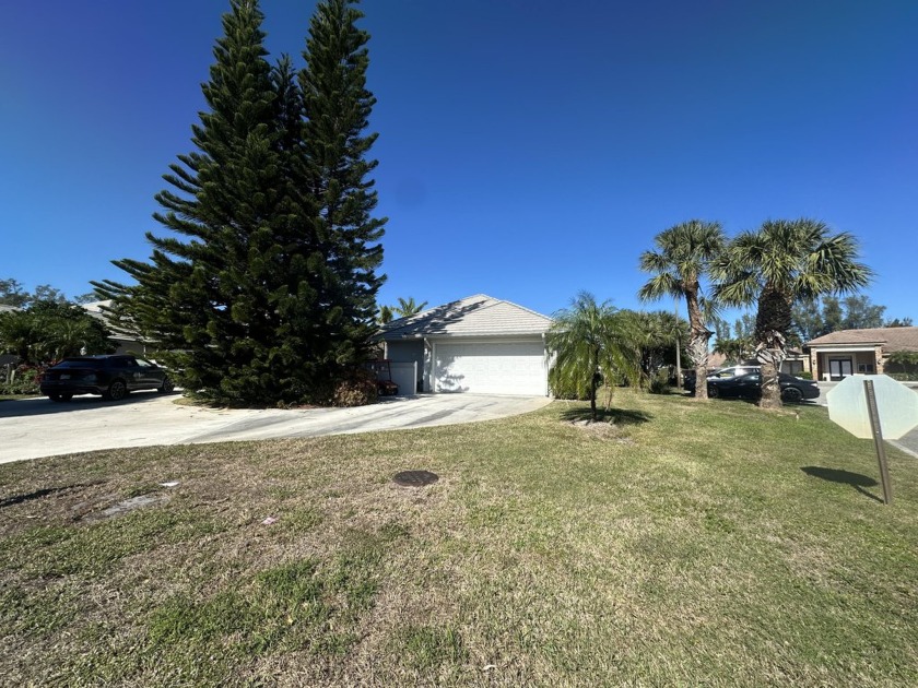 Beautiful Golf Course Home in Atlantis! This spacious 3-bedroom - Beach Home for sale in Atlantis, Florida on Beachhouse.com