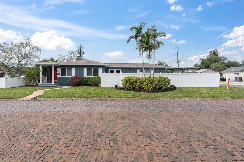 One or more photo(s) has been virtually staged. Welcome to this - Beach Home for sale in St. Petersburg, Florida on Beachhouse.com