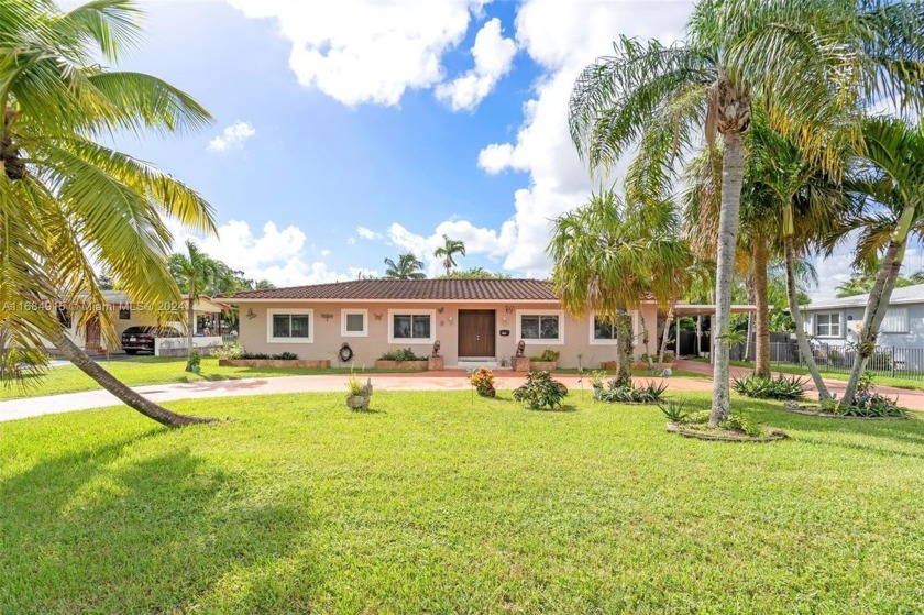 A UNIQUE OPPORTUNITY IN THE HEART OF HOLLYWOOD! Welcome to a - Beach Home for sale in Hollywood, Florida on Beachhouse.com