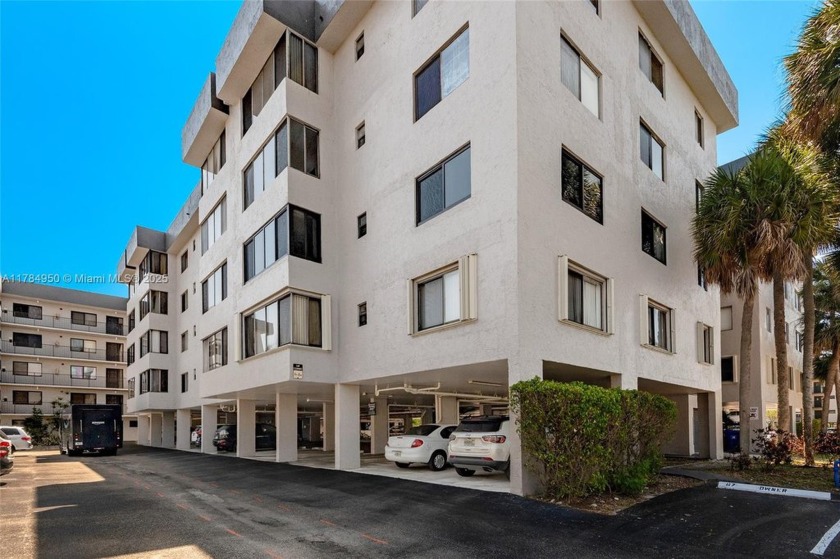 A HUGE and beautifully very well kept 2/2 in the Hamptons West - Beach Condo for sale in North Lauderdale, Florida on Beachhouse.com
