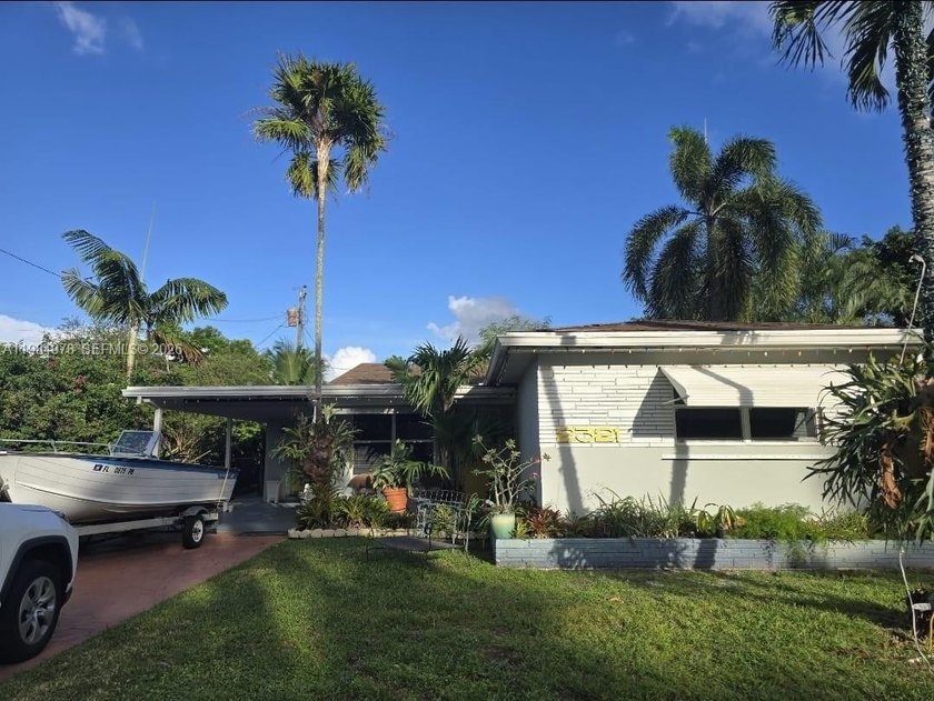 Looking for the perfect balance of comfort and potential in the - Beach Home for sale in Hollywood, Florida on Beachhouse.com