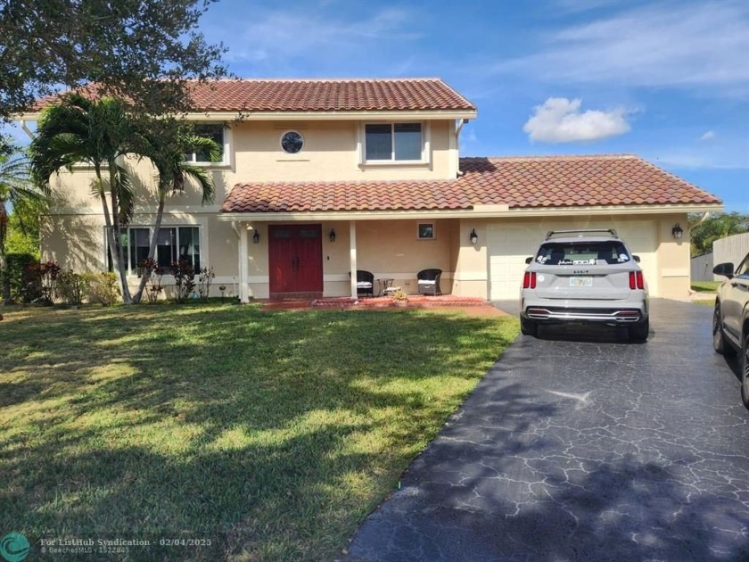 IMPECCABLE HOME IN PRESTIGIOUS SHENANDOAH ON BEAUTIFUL LAKE! - Beach Home for sale in Davie, Florida on Beachhouse.com