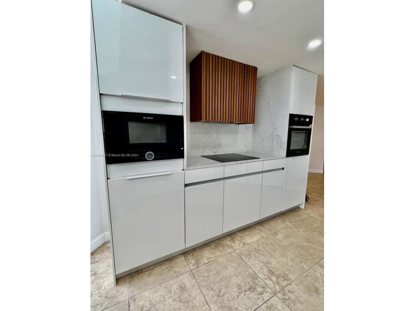 2BED 2 BATH, JUST REMODELED! ENJOY A RELAXING INTRACOASTAL VIEW - Beach Condo for sale in Miami Beach, Florida on Beachhouse.com