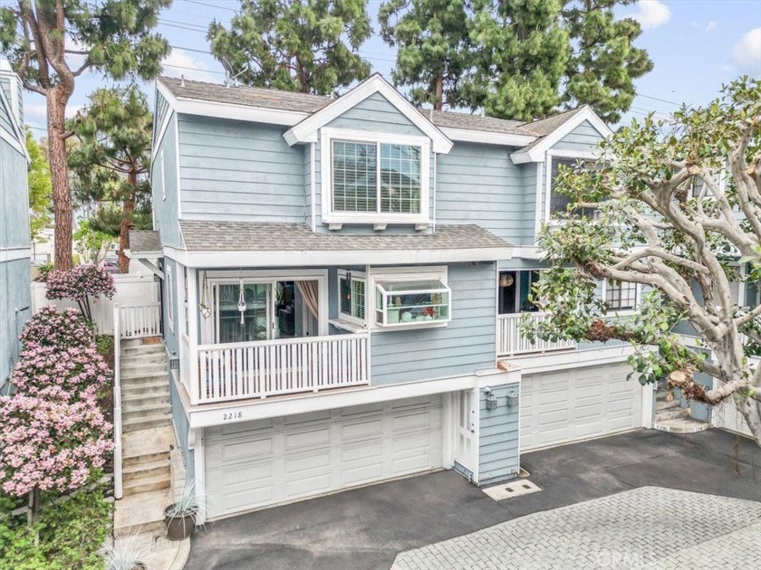 With 2 large ensuite bedrooms, a bonus room (perfect for a home - Beach Townhome/Townhouse for sale in Costa Mesa, California on Beachhouse.com
