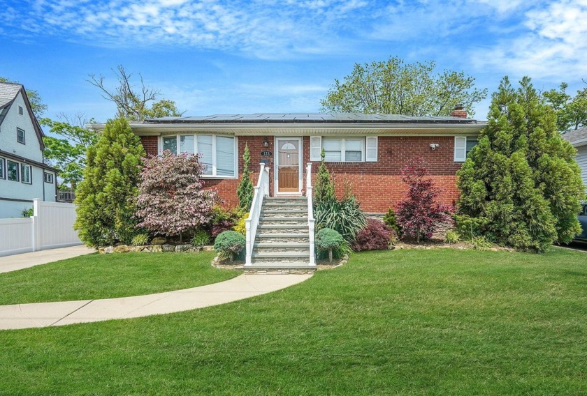 Turnkey Perfection on Baker Court! This beautifully updated - Beach Home for sale in Island Park, New York on Beachhouse.com