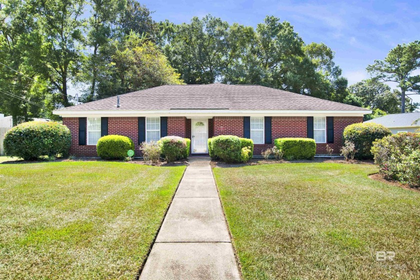 This 3 bedroom 2 bath brick home in Lake Forest is just what you - Beach Home for sale in Daphne, Alabama on Beachhouse.com