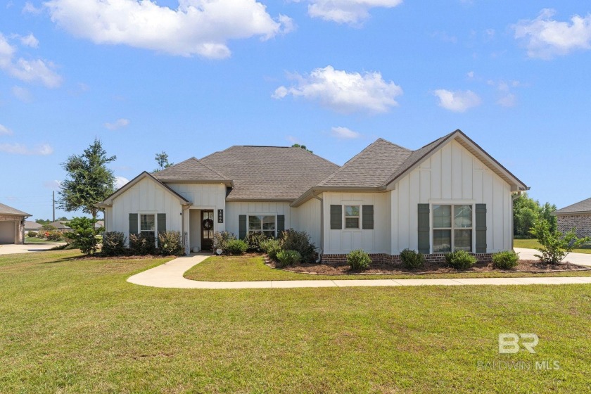 GRAND LIVING, close to the white sandy beaches in beautiful Gulf - Beach Home for sale in Gulf Shores, Alabama on Beachhouse.com