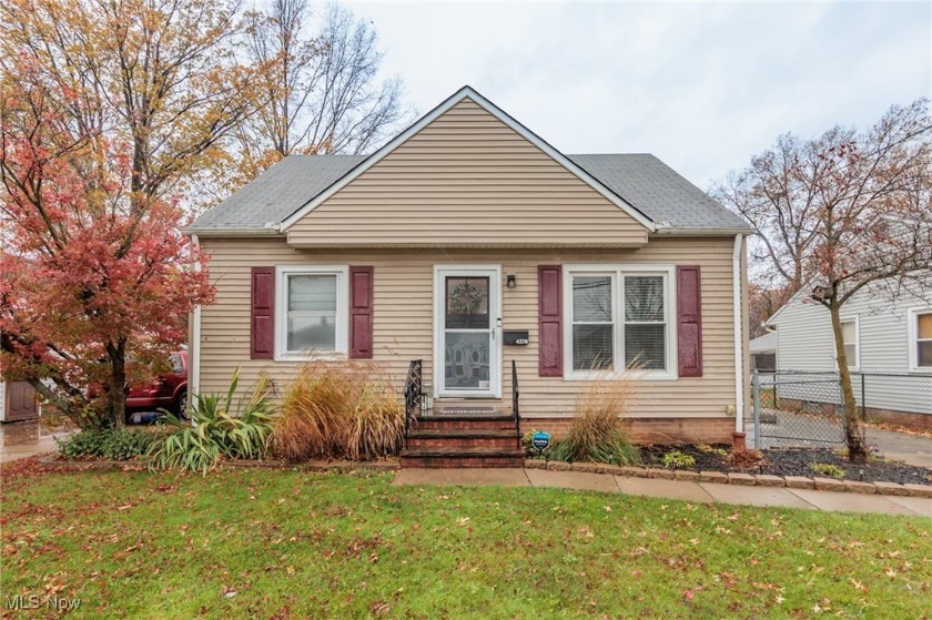 West Park Beauty!! Well cared for Bungalo with hardwood flooring - Beach Home for sale in Cleveland, Ohio on Beachhouse.com