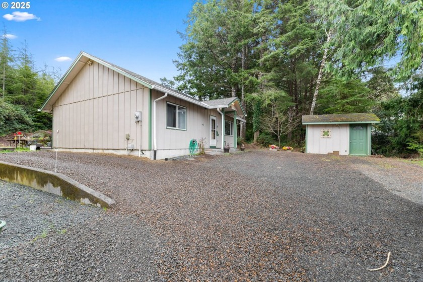 Let me have the pleasure to introduce you to this bright, cozy - Beach Home for sale in Rockaway Beach, Oregon on Beachhouse.com