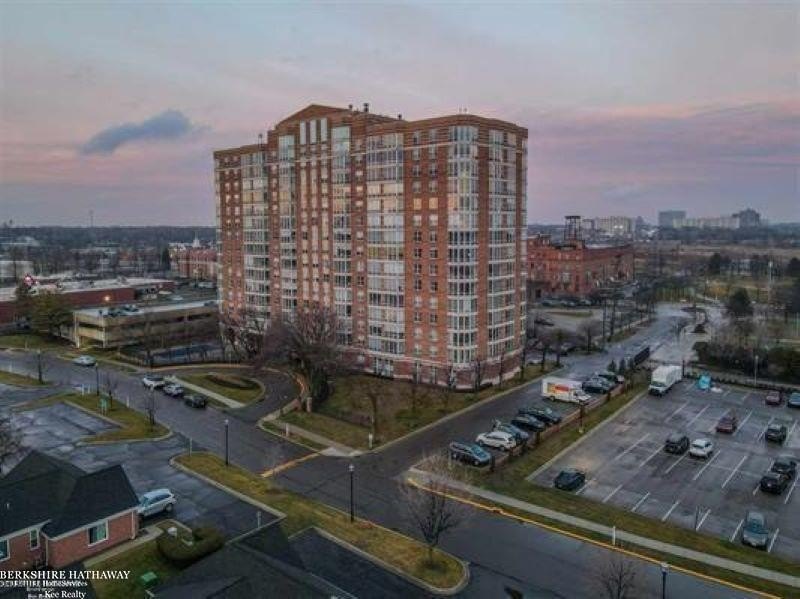 Beautiful open modern condo in Harbortown with large windows - Beach Condo for sale in Detroit, Michigan on Beachhouse.com