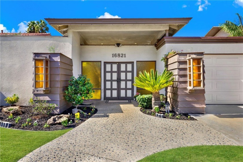 Welcome to this charming SINGLE-LEVEL mid-century modern home - Beach Home for sale in Huntington Beach, California on Beachhouse.com