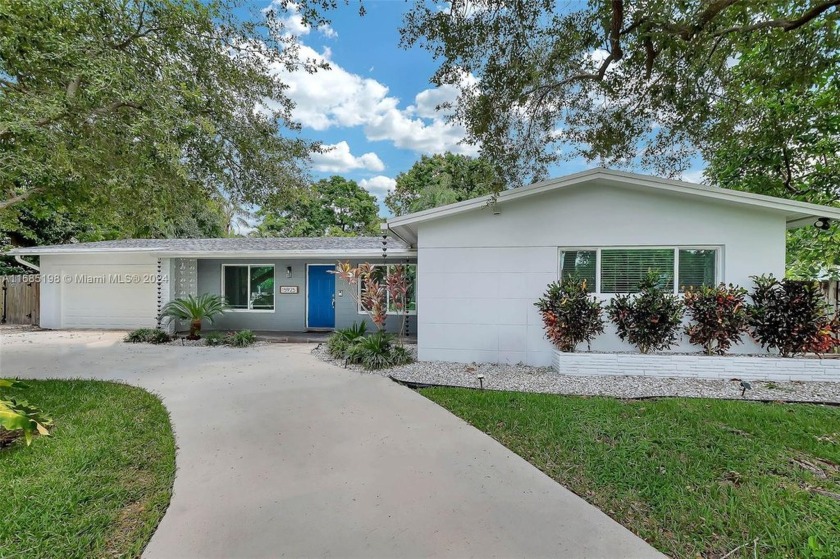 Beautifully updated 4 bdrm/ 3.5 bath home w/ office  den - Beach Home for sale in Palmetto Bay, Florida on Beachhouse.com