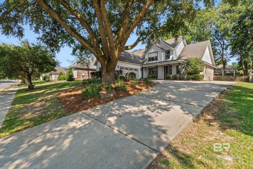 **BRAND NEW FORTIFIED ROOF!**Perfectly situated in Old Battles - Beach Home for sale in Fairhope, Alabama on Beachhouse.com