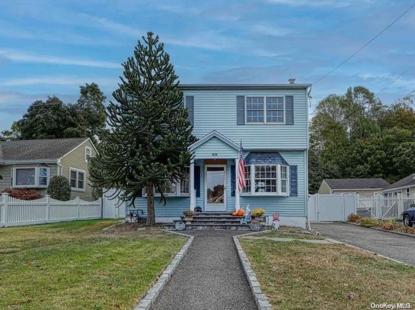 Opportunity is here!!! This 3 Bed 2 bath home in East Patchogue - Beach Home for sale in East Patchogue, New York on Beachhouse.com