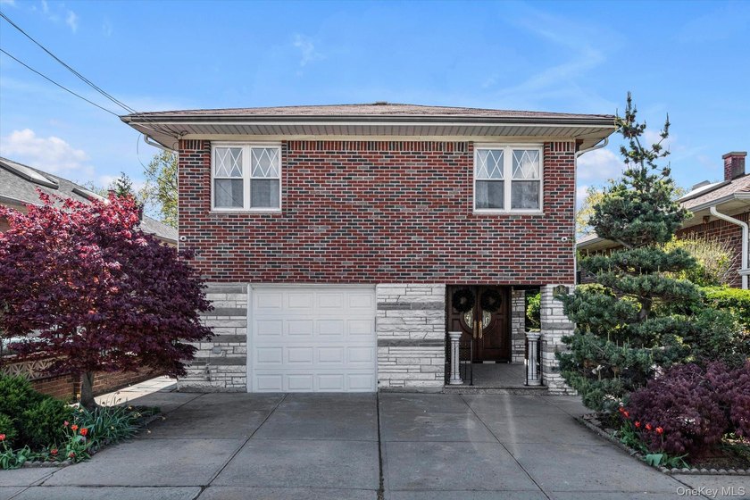 This charming 1 family home in Whitestone offers 3 bedrooms and - Beach Home for sale in Whitestone, New York on Beachhouse.com