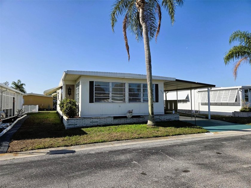 OAKWOOD MANOR -- WHERE FUN, FRIENDSHIP, AND FLORIDA LIVING COME - Beach Home for sale in Sarasota, Florida on Beachhouse.com