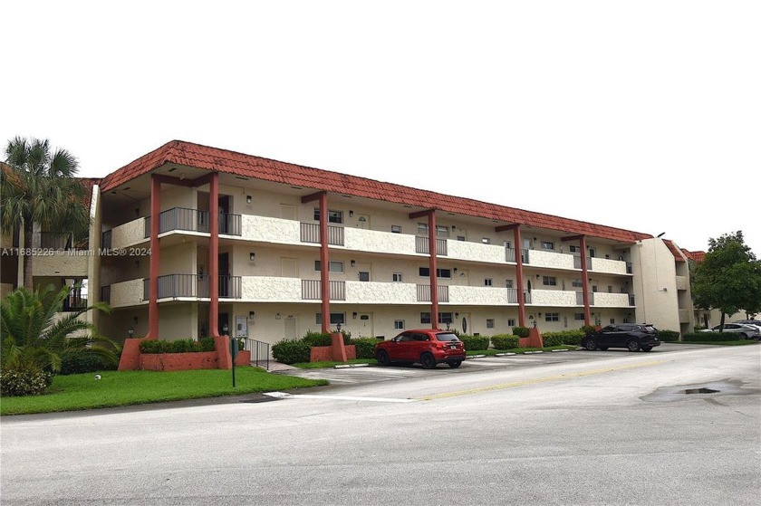 Spacious condo offers a spacious living and dining area, good - Beach Condo for sale in Pembroke Pines, Florida on Beachhouse.com