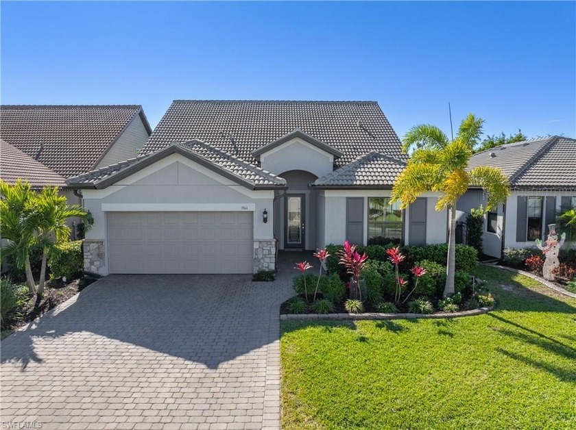 A 4 bed (poss. 5), 3 bath, large & spacious w/ 2nd floor - Beach Home for sale in Fort Myers, Florida on Beachhouse.com