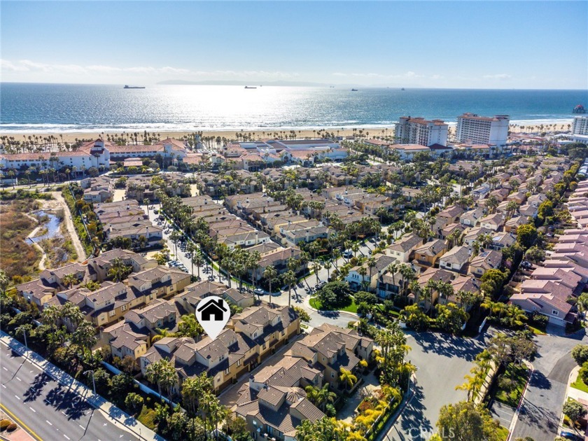 Experience the epitome of luxurious resort-style living in this - Beach Townhome/Townhouse for sale in Huntington Beach, California on Beachhouse.com