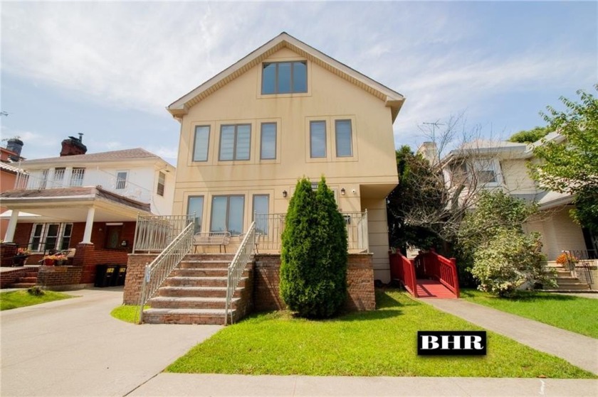 MANHATTAN BEACH  Huge 4,000 sq. ft. 1 family home on a 40 X 100 - Beach Home for sale in Brooklyn, New York on Beachhouse.com