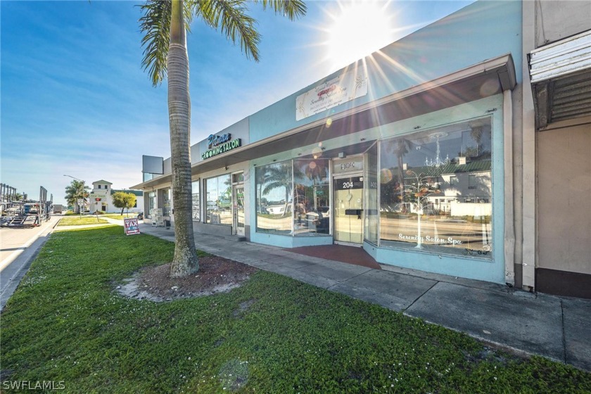 Commercial retail space with 5 units on U.S. 27 in central - Beach Commercial for sale in Clewiston, Florida on Beachhouse.com
