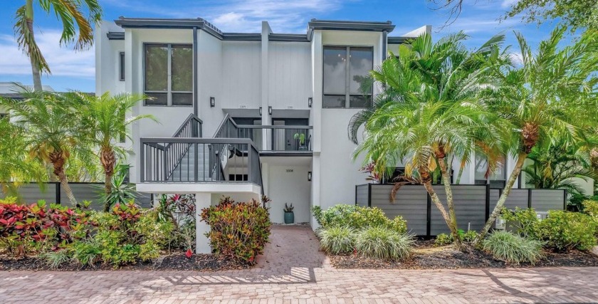 Captivating lakefront and golf views await in this spacious - Beach Townhome/Townhouse for sale in Boca Raton, Florida on Beachhouse.com