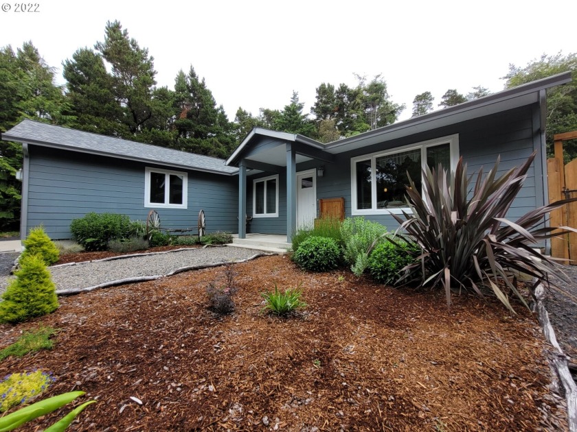 Striking Modern Ranch Style home, an entertainers dream with its - Beach Home for sale in Port Orford, Oregon on Beachhouse.com