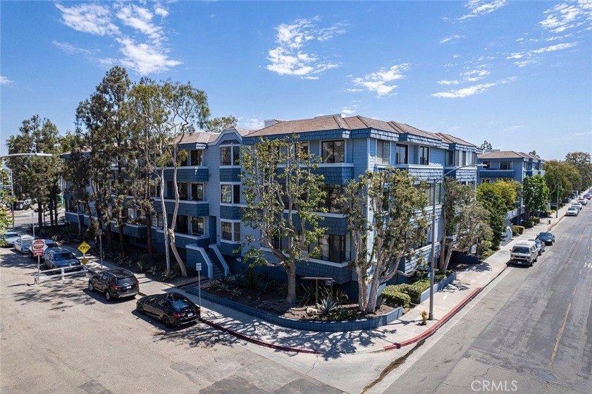 This delightful condo presents itself as a blank canvas, eagerly - Beach Condo for sale in Marina Del Rey, California on Beachhouse.com