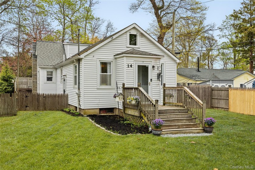 Welcome to this Cozy Inline ranch ideally situated just four - Beach Home for sale in Wading River, New York on Beachhouse.com