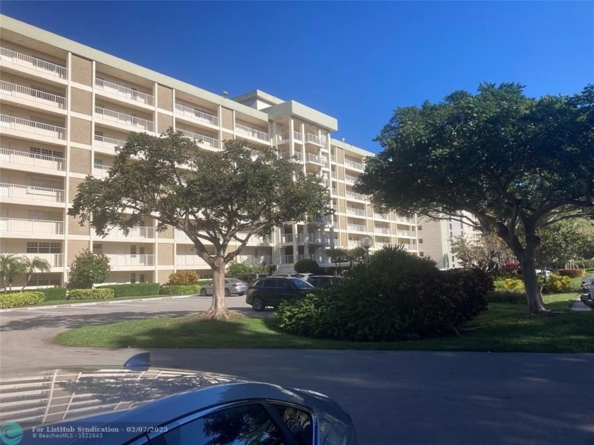 Open the door to this spacious 2 bed/2 bath unit and be greeted - Beach Condo for sale in Pompano Beach, Florida on Beachhouse.com
