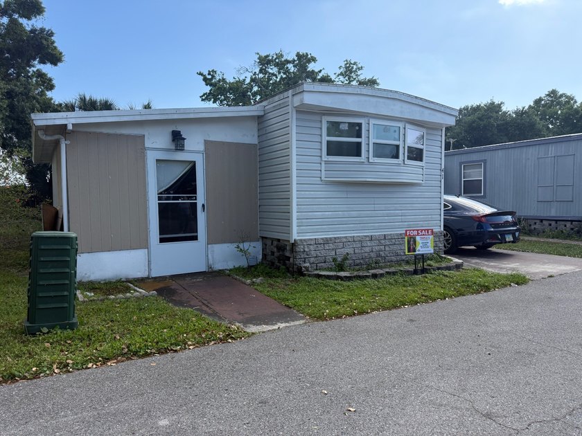 This home is located in an all age park!  Location doesn't get - Beach Home for sale in Palm Harbor, Florida on Beachhouse.com