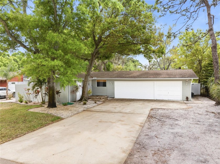 Come tour this beautiful 3160 sqft home in a quiet and wooded - Beach Home for sale in Seminole, Florida on Beachhouse.com